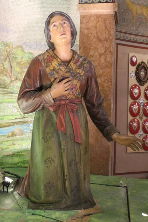 Statua mariana nella nicchia del Santuario di Fumo